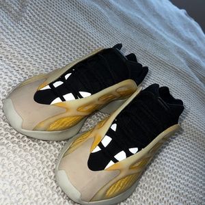 YEEZY 700 V3  mono safflower